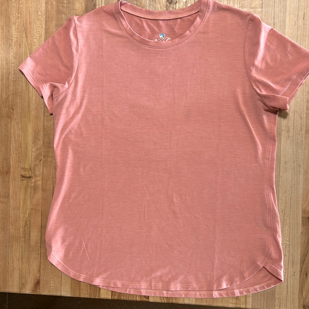 Super cute Tshirt with fun side detail.
